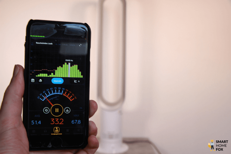 Die Lautstärke vom Dyson Cool AM07 Turmventilator wird während dem Betrieb auf einem Smartphone gemessen
